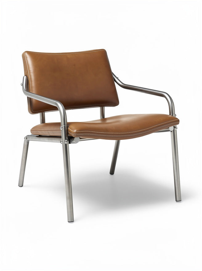 "Moderne leren stoel met metalen frame"