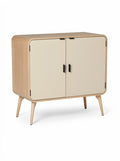 **Moderne Houten Kast met Gerekte Deuren en Minimalistische Poten**